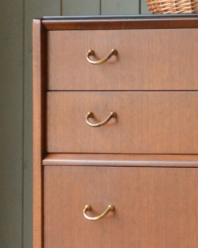 G-PLAN(Gプラン) アンティーク家具 G-PLANデザインのチェスト(サイドボード)、ヴィンテージの北欧家具。シンプルでカッコいい取っ手。(k-1710-f)