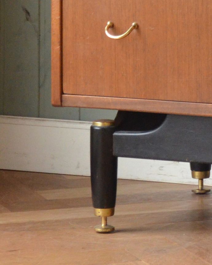 G-PLAN(Gプラン) アンティーク家具 G-PLANデザインのチェスト(サイドボード)、ヴィンテージの北欧家具。脚はすっきりしたデザインです。(k-1710-f)