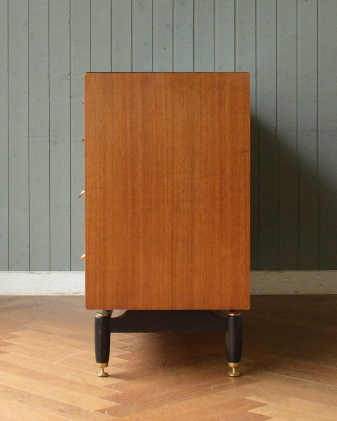 G-PLAN(Gプラン) アンティーク家具 G-PLANデザインのチェスト(サイドボード)、ヴィンテージの北欧家具。サイドから見てもキレイな状態です。(k-1710-f)