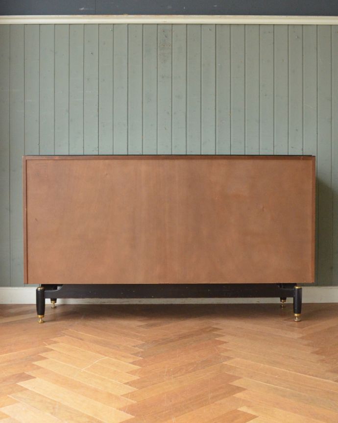 G-PLAN(Gプラン) アンティーク家具 G-PLANデザインのチェスト(サイドボード)、ヴィンテージの北欧家具。アンティークは新品ではないので、もちろん経年変化によるキズはありますが、専門の職人が目立たないようキレイにお直しをしているので、後姿までキレイです。(k-1710-f)