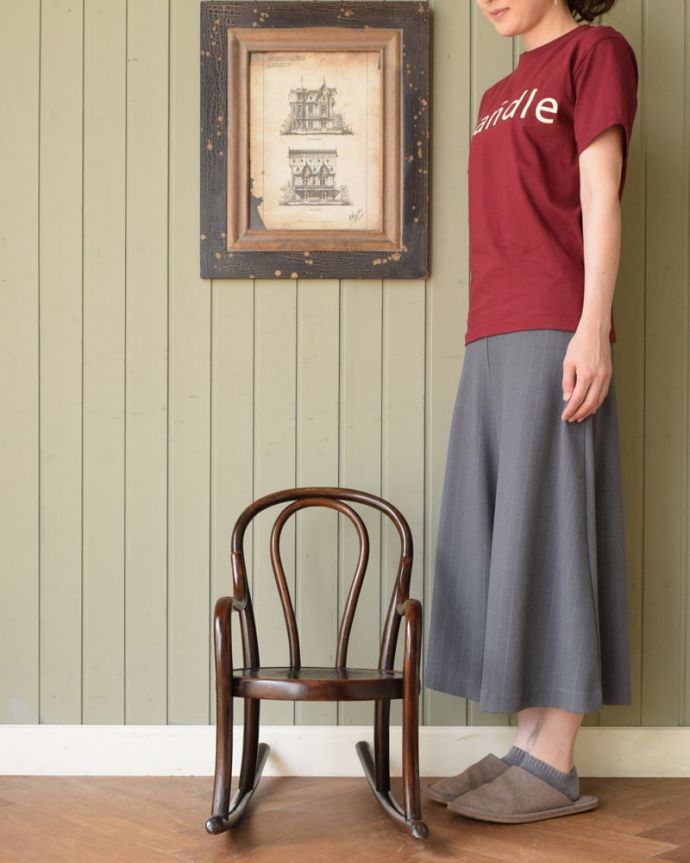 キッズ・チャイルドチェア　アンティーク チェア　チャイルドチェア　一本の木をぐにゅっと曲げたベントウッドチェア背もたれのデザインが特長のベントウッドチェア。(k-1712-c)