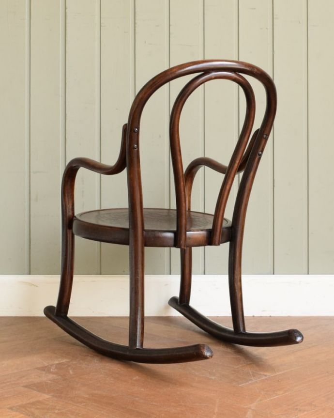 キッズ・チャイルドチェア　アンティーク チェア　チャイルドチェア　後ろ姿にも自信があります！アンティークは新品ではないので経年変化によるキズはありますが、しっかり修復して組み直したので安心して座って頂けます。(k-1712-c)