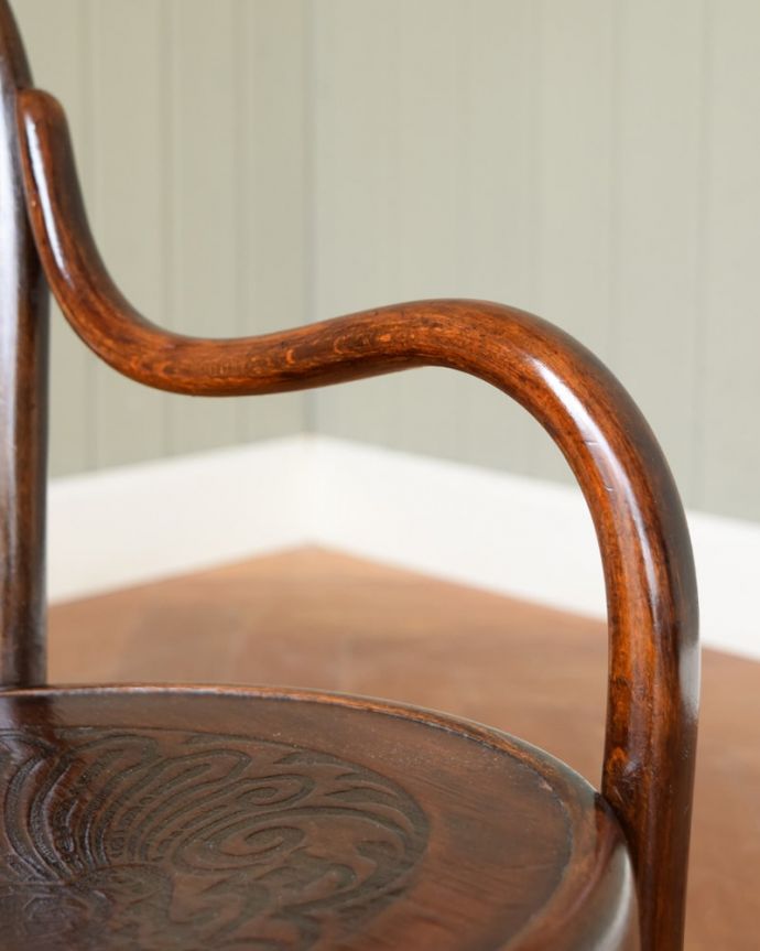 キッズ・チャイルドチェア　アンティーク チェア　チャイルドチェア　さらにリラックスできるアーム付き1人掛けのアーム付きチェアは、自分だけの時間をリラックスさせてくれる最強アイテム。(k-1712-c)