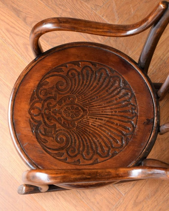 キッズ・チャイルドチェア　アンティーク チェア　チャイルドチェア　座面にも個性があります背もたれだけじゃなく座面にも注目！丸みを帯びた可愛い座面がベントウッドの特長です。(k-1712-c)