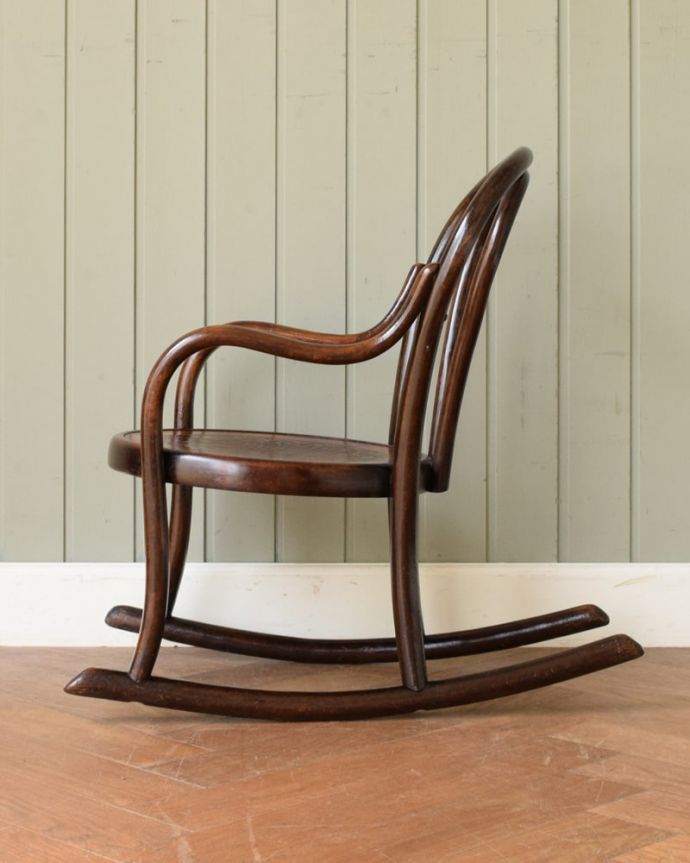 キッズ・チャイルドチェア　アンティーク チェア　チャイルドチェア　横顔も英国らしいカッコよさ英国のパブの雰囲気たっぷりのベントウッドチェアは、横から見てもカッコイイんです。(k-1712-c)