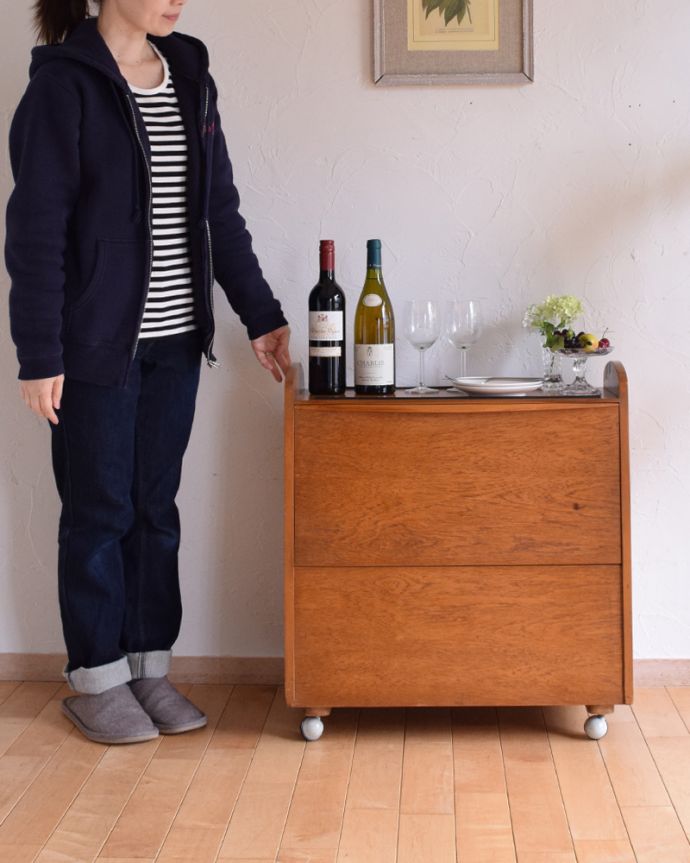 アンティークのキャビネット アンティーク家具 機能的なヴィンテージの北欧系家具、持ち手付きのカクテルキャビネット。圧迫感がなく小ぶりなカクテルキャビネット。(k-1712-f)