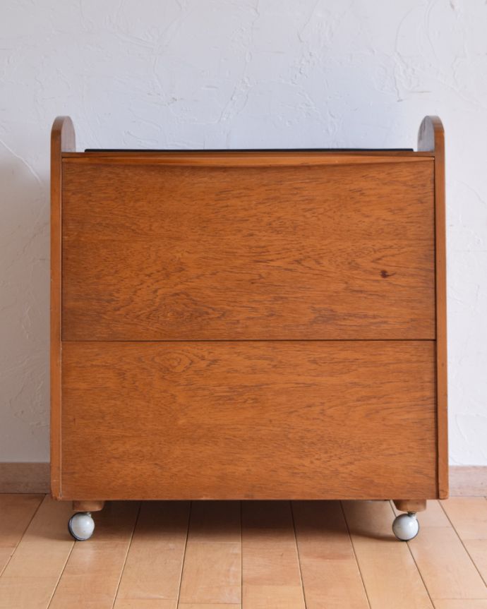 アンティークのキャビネット アンティーク家具 機能的なヴィンテージの北欧系家具、持ち手付きのカクテルキャビネット。サイドテーブルとしてもピッタリの高さ。(k-1712-f)