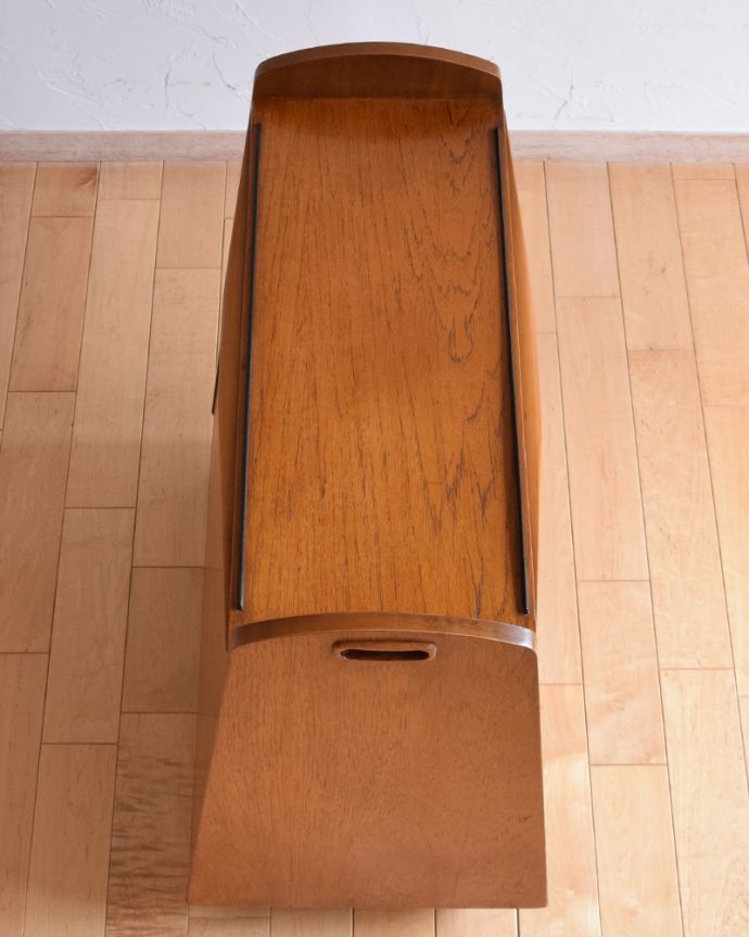 アンティークのキャビネット アンティーク家具 機能的なヴィンテージの北欧系家具、持ち手付きのカクテルキャビネット。天板です。(k-1712-f)