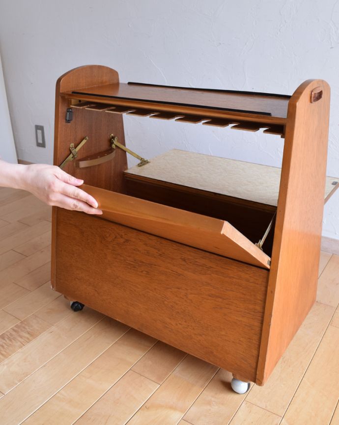 アンティークのキャビネット アンティーク家具 機能的なヴィンテージの北欧系家具、持ち手付きのカクテルキャビネット。天板下にグラスが掛けられる様になっています。(k-1712-f)