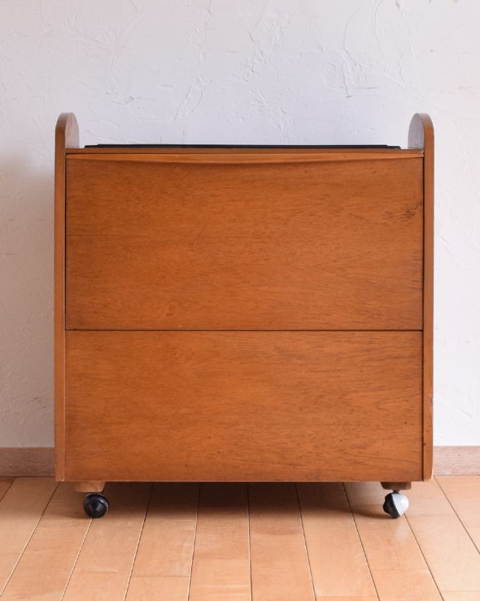 アンティークのキャビネット アンティーク家具 機能的なヴィンテージの北欧系家具、持ち手付きのカクテルキャビネット。アンティークは新品ではないので、もちろん経年変化によるキズはありますが、専門の職人が目立たないようキレイにお直しをしているので、後姿までキレイです。(k-1712-f)