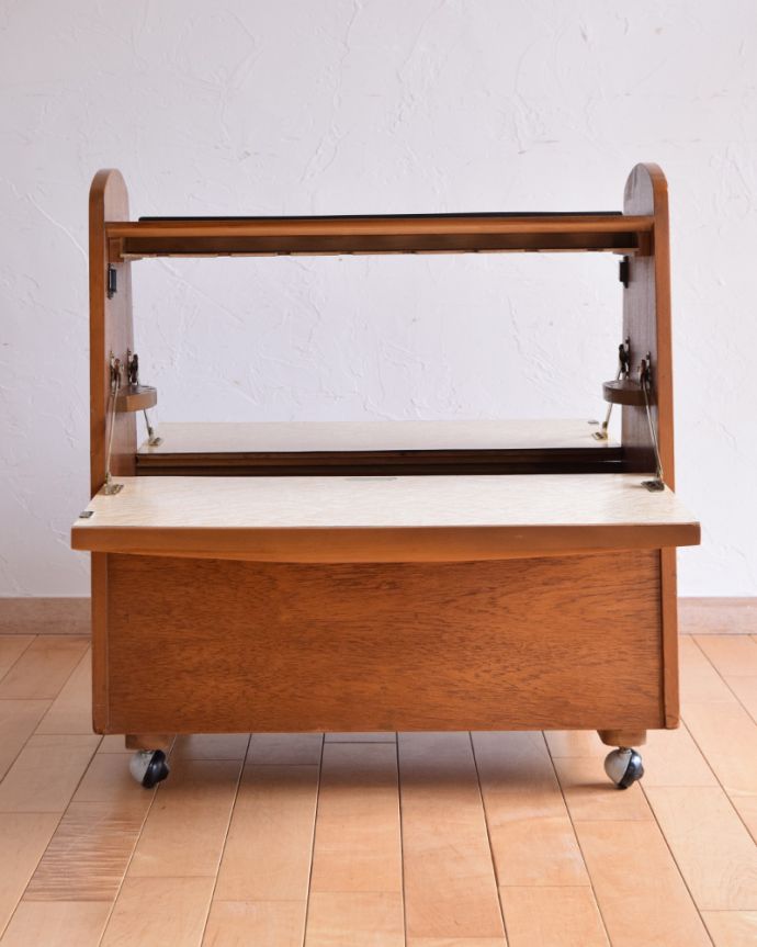 アンティークのキャビネット アンティーク家具 機能的なヴィンテージの北欧系家具、持ち手付きのカクテルキャビネット。扉にはステーがありますので、開いたときも安全です。(k-1712-f)