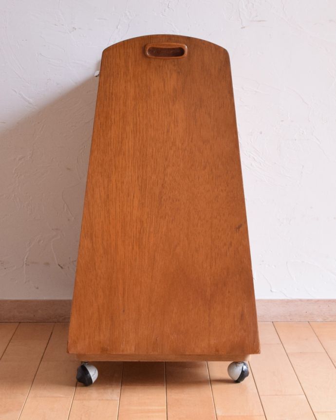 アンティークのキャビネット アンティーク家具 機能的なヴィンテージの北欧系家具、持ち手付きのカクテルキャビネット。サイドから見てもキレイな状態です。(k-1712-f)