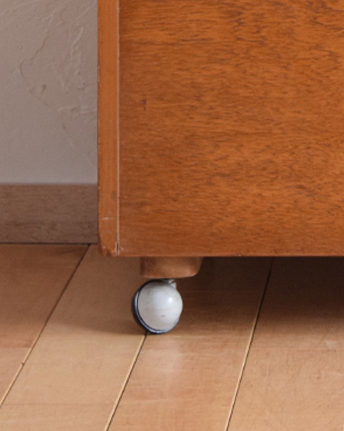 アンティークのキャビネット アンティーク家具 機能的なヴィンテージの北欧系家具、持ち手付きのカクテルキャビネット。キャスター付きなので、移動もラクラクです。(k-1712-f)