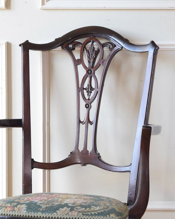 背もたれが美しいアンティークの椅子