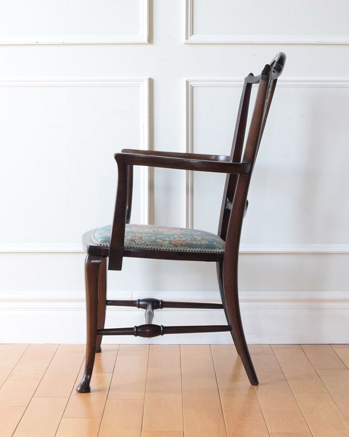 アンティークの椅子の側面