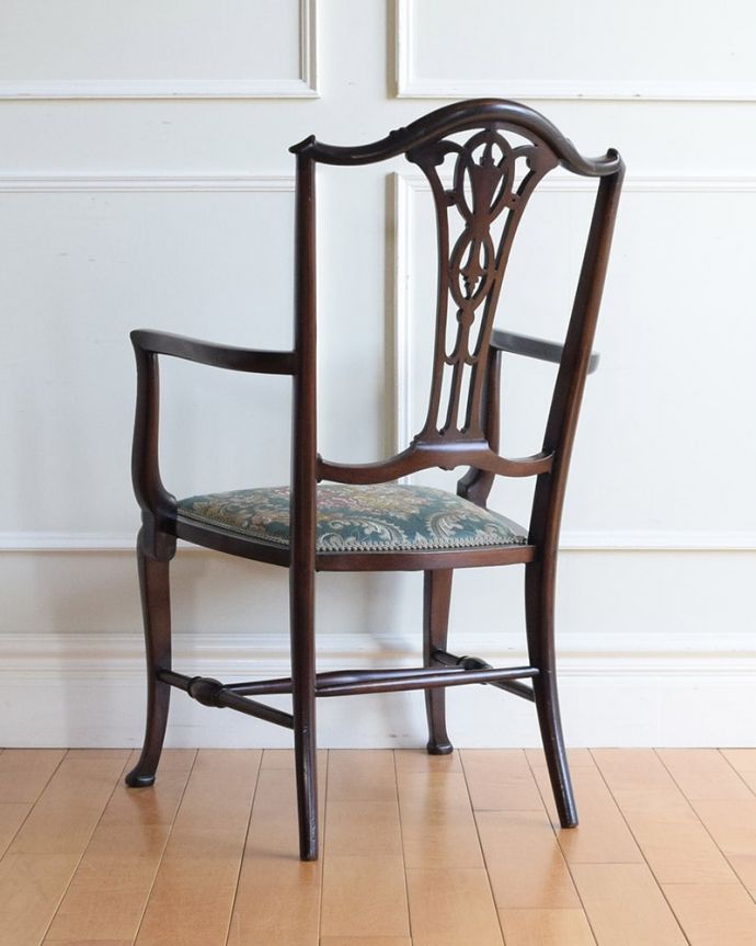 アンティークのサロンチェアの後ろ姿