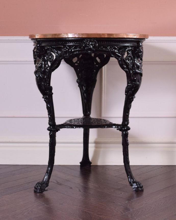 アンティークのテーブル　アンティーク家具　装飾の美しいアイアンの脚×銅の天板がお洒落なアンティークパブテーブル。横から見るとよく分かります曲線のラインを横から見てみると、こんな感じに見えます。(k-1714-f)