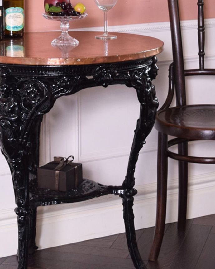 アンティークのテーブル　アンティーク家具　装飾の美しいアイアンの脚×銅の天板がお洒落なアンティークパブテーブル。アイアンが作り出す美しさまだ機械が現代ほど発達していない時代に、職人さんはどうやって作ったんだろう？と不思議になるくらいの模様の美しさ。(k-1714-f)