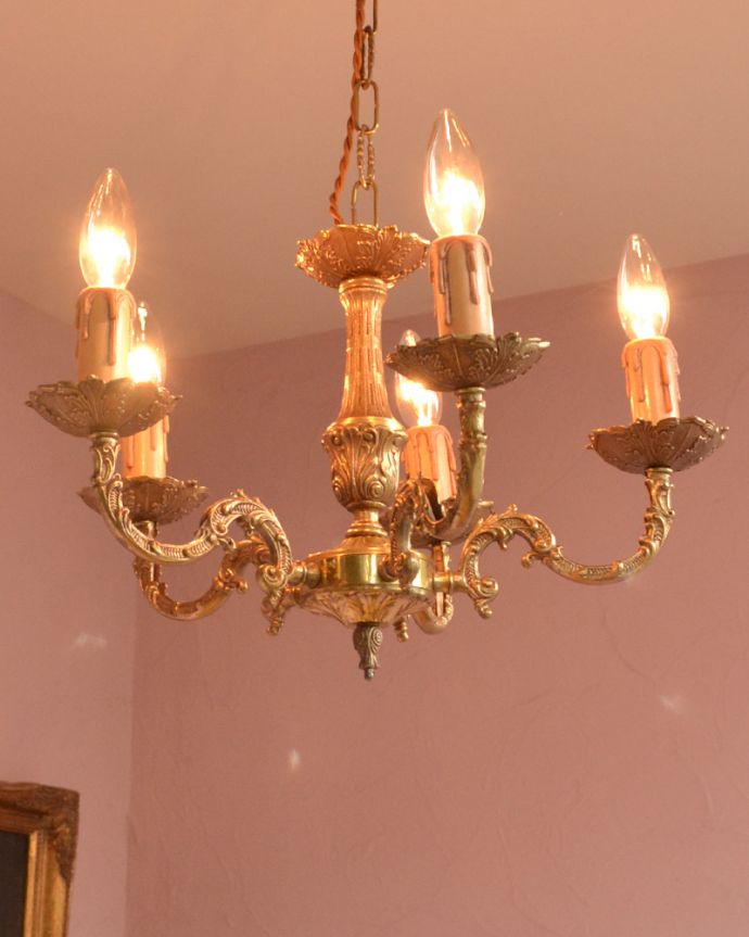 シャンデリア　照明・ライティング　エレガントな真鍮製シャンデリア、フランスで見つけたアンティーク照明（5灯）（Ｅ17シャンデリア球付）。取り付けやすい小ぶりなシャンデリアです。(k-1714-z)