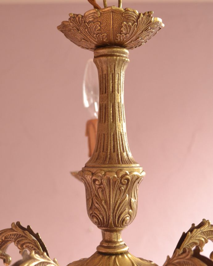 シャンデリア　照明・ライティング　エレガントな真鍮製シャンデリア、フランスで見つけたアンティーク照明（5灯）（Ｅ17シャンデリア球付）。隅々までこだわったデザインなのでどこから見ても楽しめます。(k-1714-z)