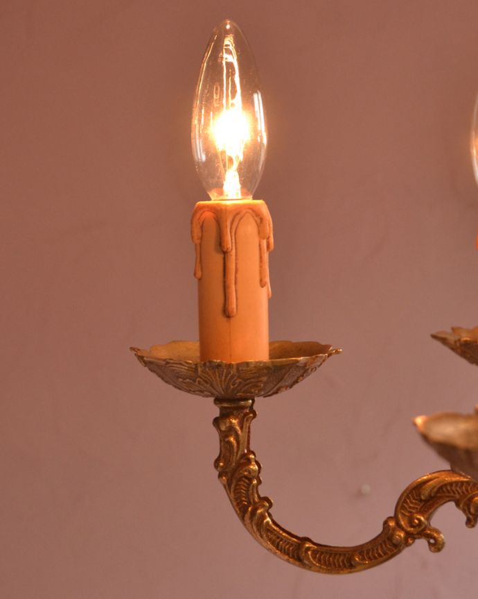 シャンデリア　照明・ライティング　エレガントな真鍮製シャンデリア、フランスで見つけたアンティーク照明（5灯）（Ｅ17シャンデリア球付）。本物のキャンドルにも見える装飾です。(k-1714-z)