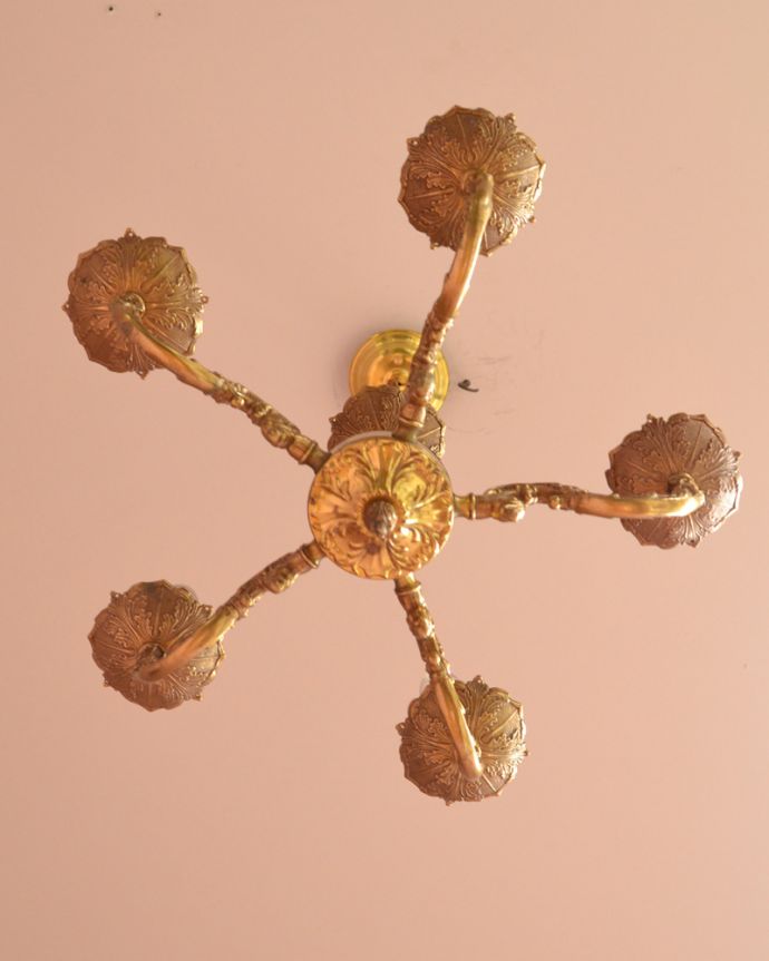 シャンデリア　照明・ライティング　エレガントな真鍮製シャンデリア、フランスで見つけたアンティーク照明（5灯）（Ｅ17シャンデリア球付）。下から眺めても、華やかで重厚な装飾が魅力です。(k-1714-z)