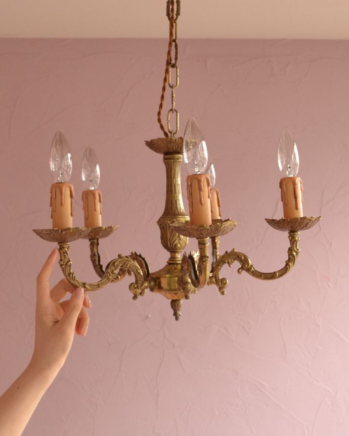 シャンデリア　照明・ライティング　エレガントな真鍮製シャンデリア、フランスで見つけたアンティーク照明（5灯）（Ｅ17シャンデリア球付）。直結シーリングタイプでお届けいたします。(k-1714-z)