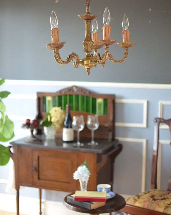 シャンデリア　照明・ライティング　エレガントな真鍮製シャンデリア、フランスで見つけたアンティーク照明（5灯）（Ｅ17シャンデリア球付）。時と共に変化した真鍮の落ち着いた風合いと、どこから見ても美しいデザインはリビングダイニングの主役です。(k-1714-z)