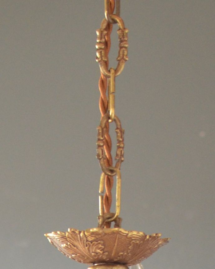 シャンデリア　照明・ライティング　エレガントな真鍮製シャンデリア、フランスで見つけたアンティーク照明（5灯）（Ｅ17シャンデリア球付）。チェーンにまで装飾が付いた、こだわりのデザインです。(k-1714-z)