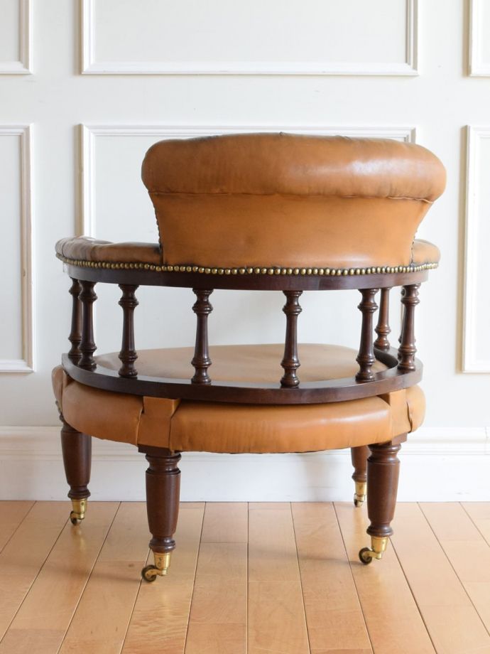 アンティークのパーソナルチェアの後ろ姿