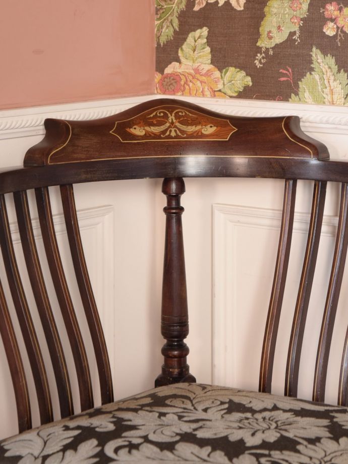 背もたれが美しいアンティークの椅子