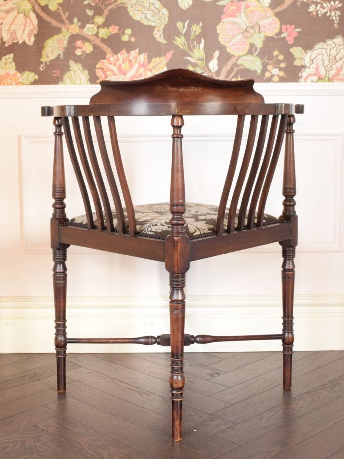 アンティークのコーナーチェアの後ろ姿