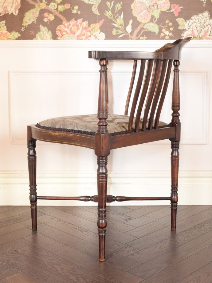 アンティークの椅子の側面