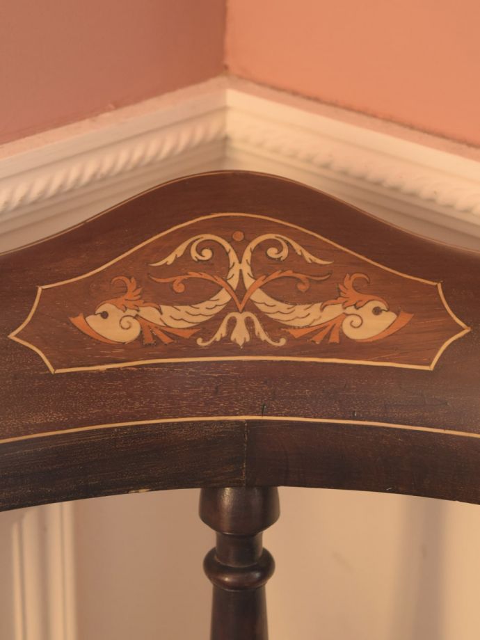 英国アンティーク家具らしい装飾