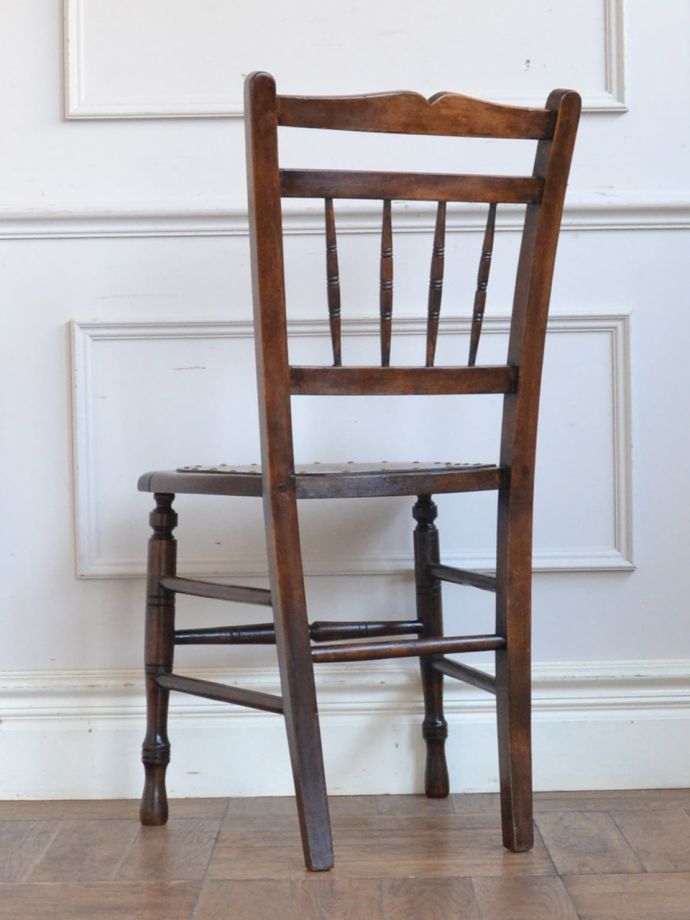 アンティークチェアの後ろ姿