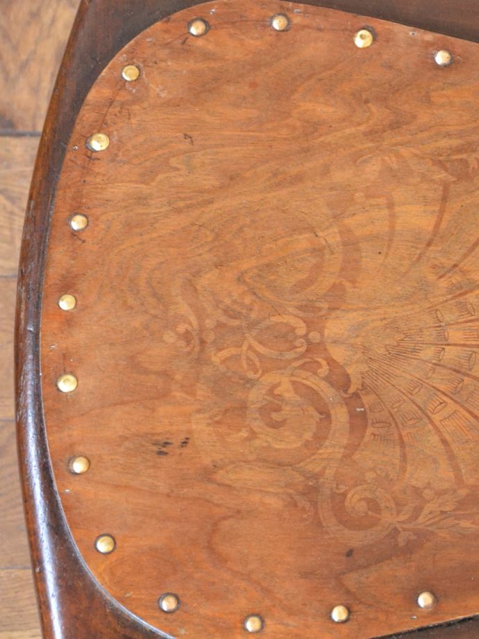 アンティークの椅子の座面の模様