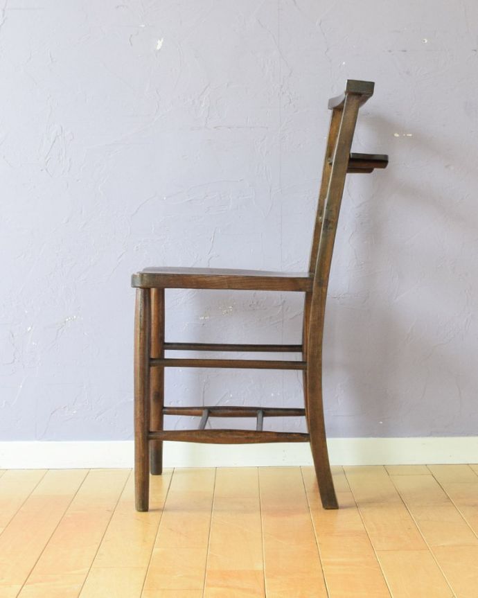 チャーチチェアの横顔