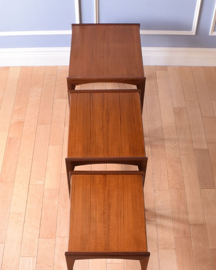 G-PLAN(Gプラン)　アンティーク家具　３台セットの小さなネストテーブル、北欧テイストのヴィンテージ家具。大・中・小サイズのテーブルをセットでお届けします。(k-1722-f)