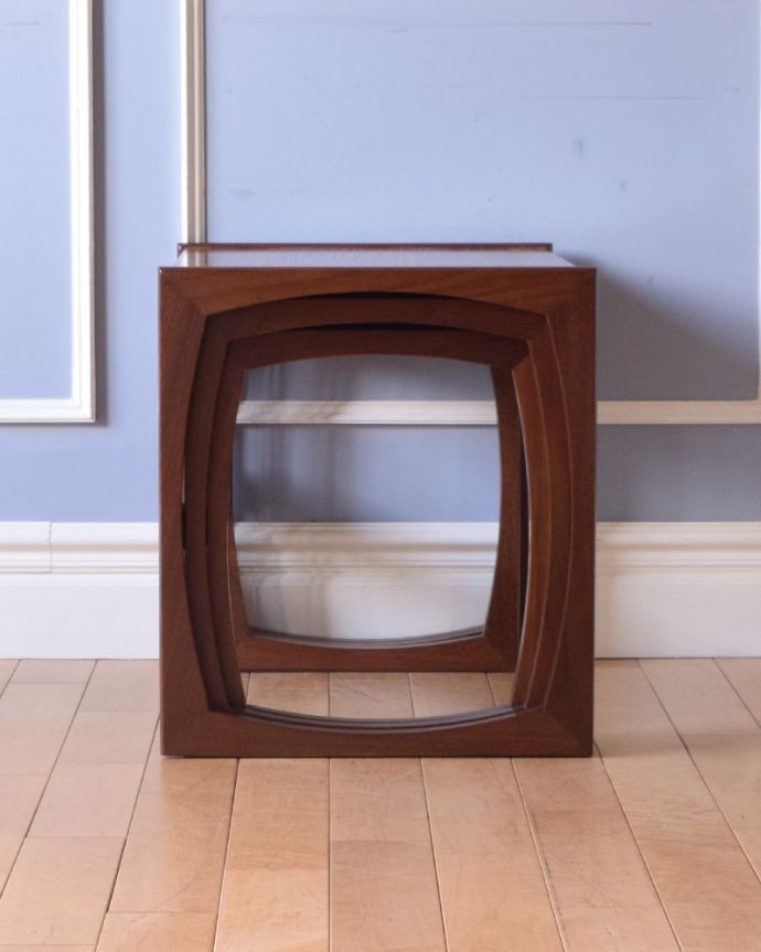 G-PLAN(Gプラン)　アンティーク家具　３台セットの小さなネストテーブル、北欧テイストのヴィンテージ家具。小さなテーブルはこんな風に収まります。(k-1722-f)