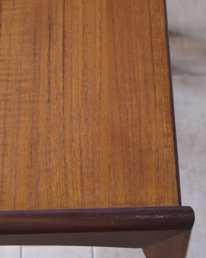 G-PLAN(Gプラン)　アンティーク家具　３台セットの小さなネストテーブル、北欧テイストのヴィンテージ家具。アンティークは新品ではないので、もちろん経年変化によるキズはありますが、専門の職人が目立たないようキレイにお直しをしているので、どこから見てもキレイです。(k-1722-f)