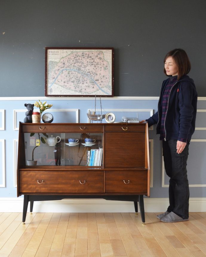 北欧キャビネット　アンティーク家具　クールなデザインのサイドボード、北欧テイストのヴィンテージ家具。脚があるので軽やかな印象です。(k-1724-f)