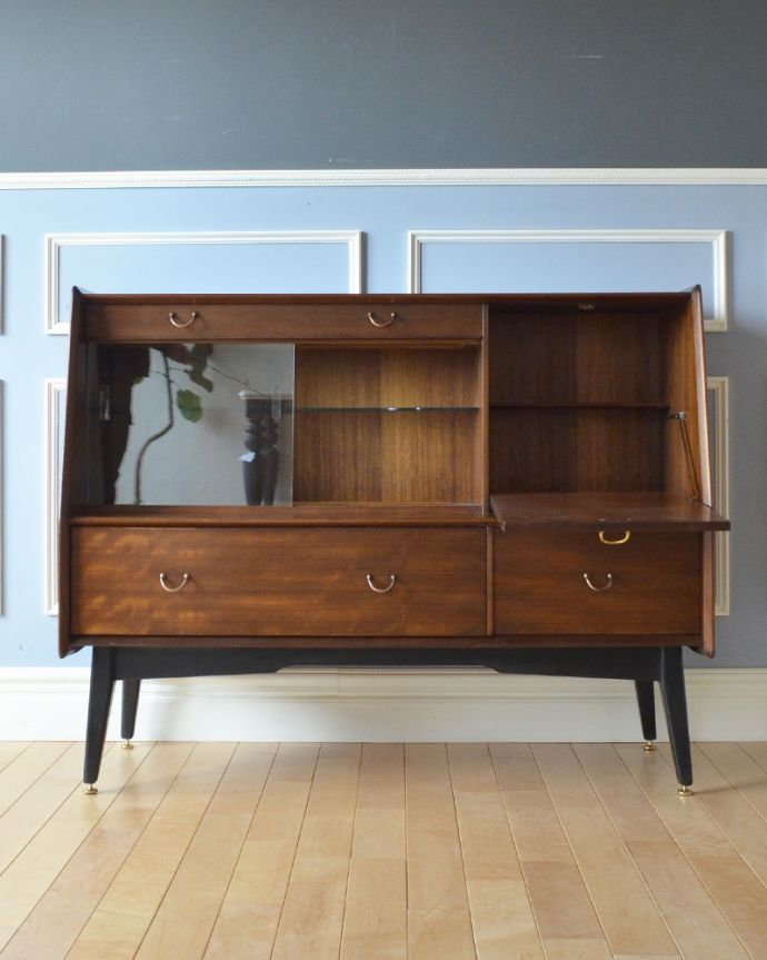 北欧キャビネット　アンティーク家具　クールなデザインのサイドボード、北欧テイストのヴィンテージ家具。扉の奥はたっぷり収納。(k-1724-f)