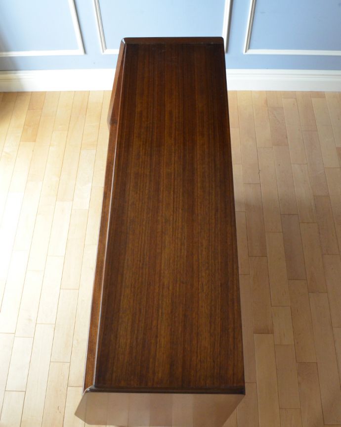 北欧キャビネット　アンティーク家具　クールなデザインのサイドボード、北欧テイストのヴィンテージ家具。天板もキレイに塗装を仕上げました。(k-1724-f)