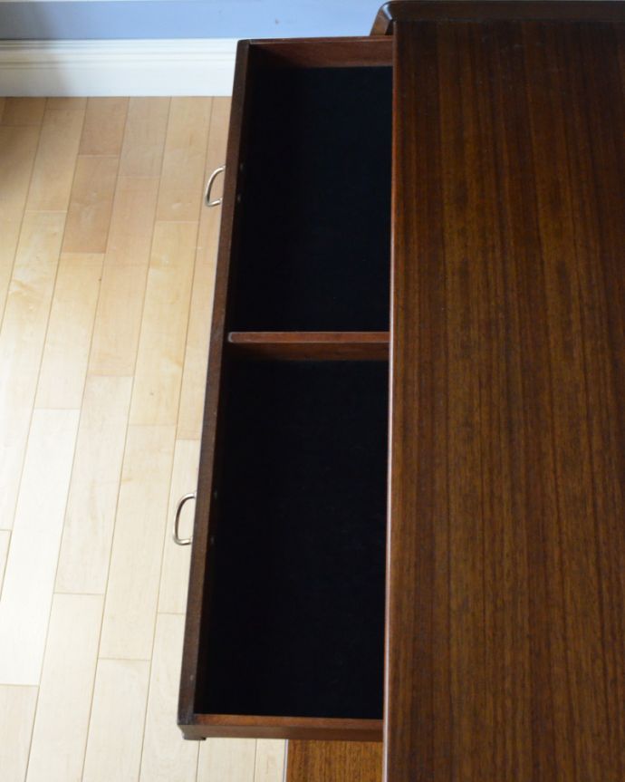 北欧キャビネット　アンティーク家具　クールなデザインのサイドボード、北欧テイストのヴィンテージ家具。上の引き出しは、フェルトが張られています。(k-1724-f)