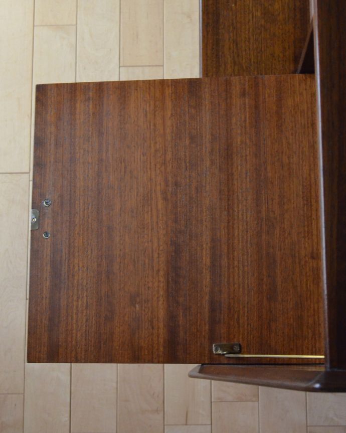 北欧キャビネット　アンティーク家具　クールなデザインのサイドボード、北欧テイストのヴィンテージ家具。向かって右の扉を開くと、作業台として使うことができます。(k-1724-f)