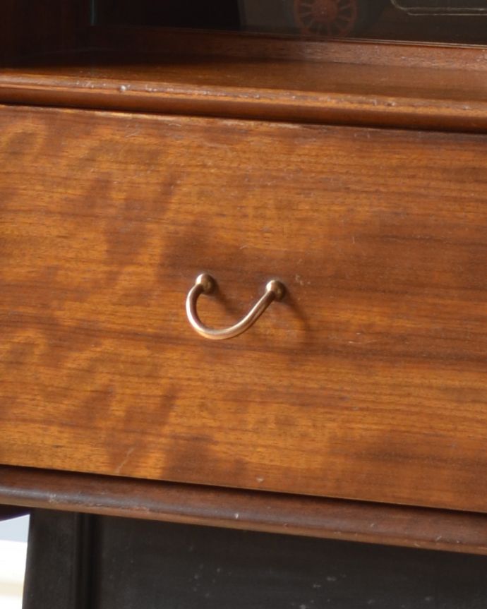 北欧キャビネット　アンティーク家具　クールなデザインのサイドボード、北欧テイストのヴィンテージ家具。可愛いゴールドの取っ手です。(k-1724-f)