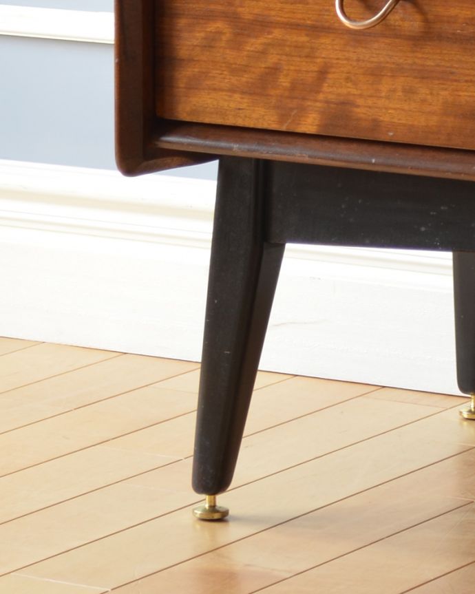 北欧キャビネット　アンティーク家具　クールなデザインのサイドボード、北欧テイストのヴィンテージ家具。きちんと支えます。(k-1724-f)