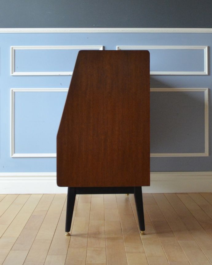 北欧キャビネット　アンティーク家具　クールなデザインのサイドボード、北欧テイストのヴィンテージ家具。サイドから見てもキレイな状態です。(k-1724-f)