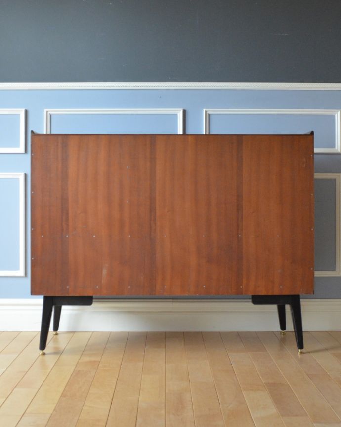 北欧キャビネット　アンティーク家具　クールなデザインのサイドボード、北欧テイストのヴィンテージ家具。アンティークは新品ではないので、もちろん経年変化によるキズはありますが、専門の職人が目立たないようキレイにお直しをしているので、後姿までキレイです。(k-1724-f)