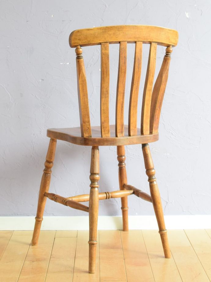 アンティークチェアの後ろ姿